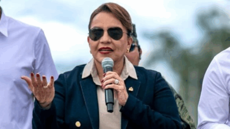 Viral: La reacción de Xiomara Castro ante críticas por usar el sello y eslogan de su gobierno en obras públicas